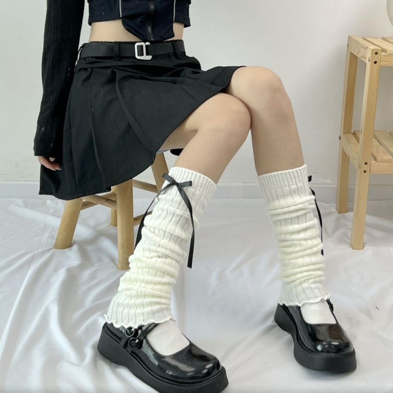 Kaus kaki tumpukan hitam dan putih Jepang